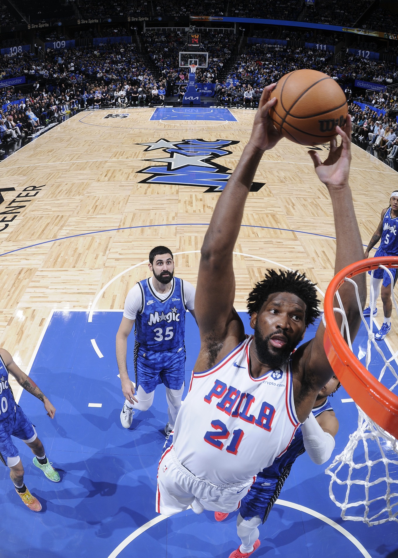 包含罗马训练开放日，今夜防线松动引欢呼，NBA常规赛在即，医务组通报恢复的词条