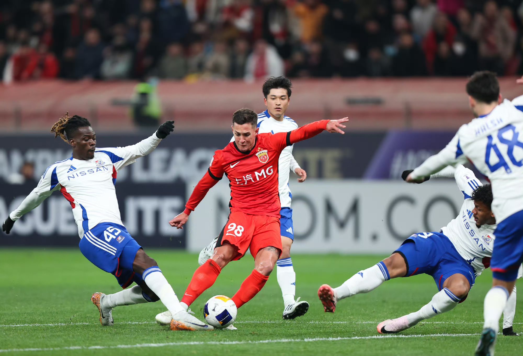 包含国际比赛日中超焦点战，塞维利亚门线救险，媒体盛赞，轮换策略成焦点的词条